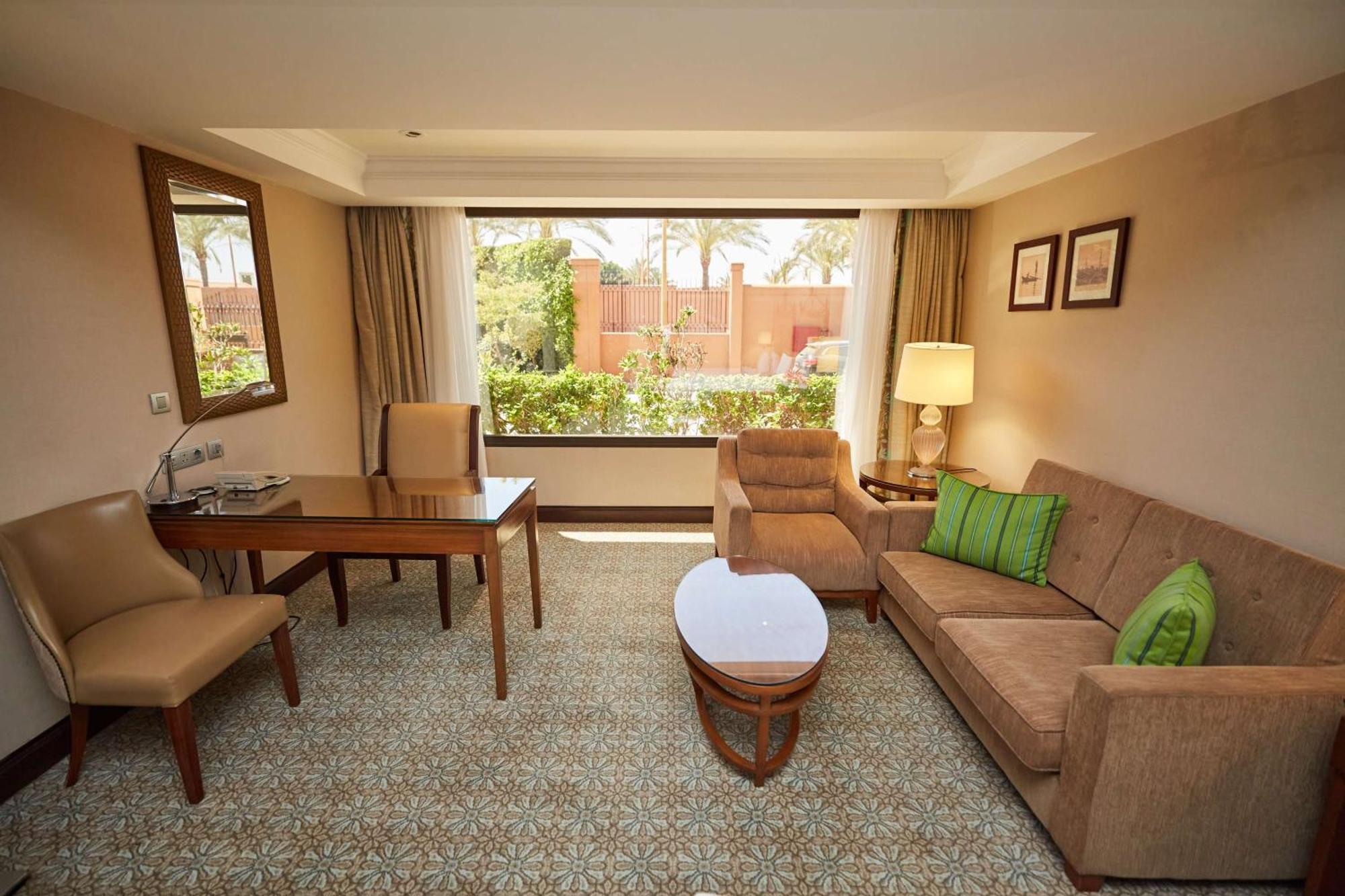Hilton Alexandria King'S Ranch Hotel King Mariout Exterior foto A living room in a suite at the Taj Bengal