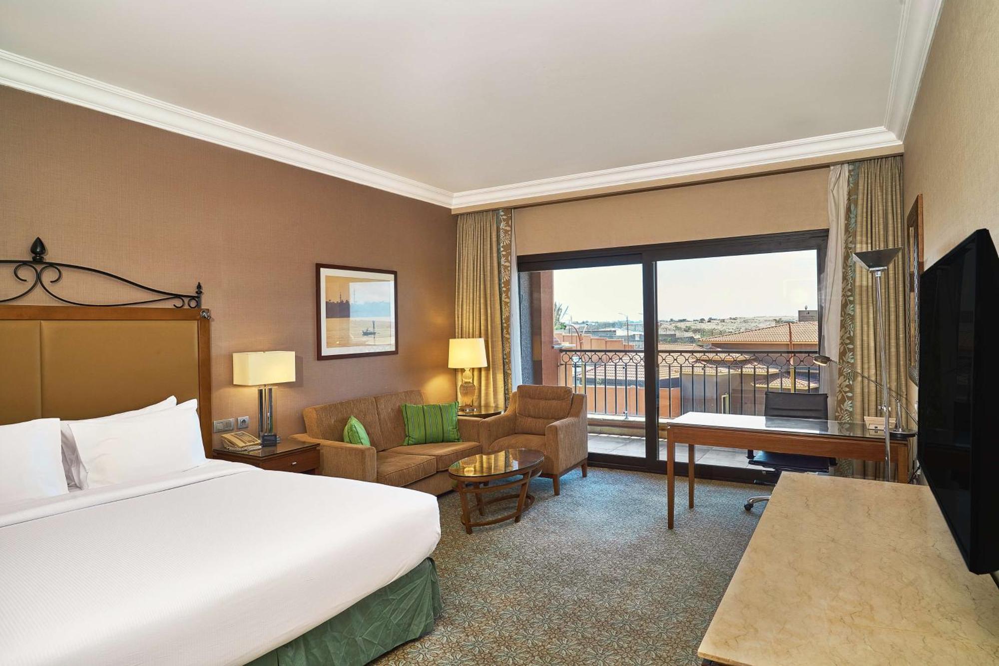 Hilton Alexandria King'S Ranch Hotel King Mariout Exterior foto A guest room at the Hilton Tel Aviv